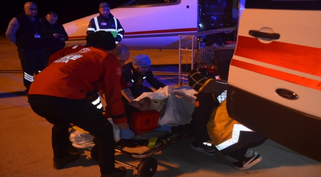 DÜZELTME - "Ambulans uçak, trafik kazasında yaralanan tiyatrocu Serkan Deveci için havalandı" haberimizin başlığında sehven "Serkan" olarak yazılan isim "Sergen" olarak düzeltilmiştir.