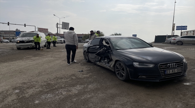 Elazığ'da minibüs ile otomobil çarpıştı, 5 kişi yaralandı