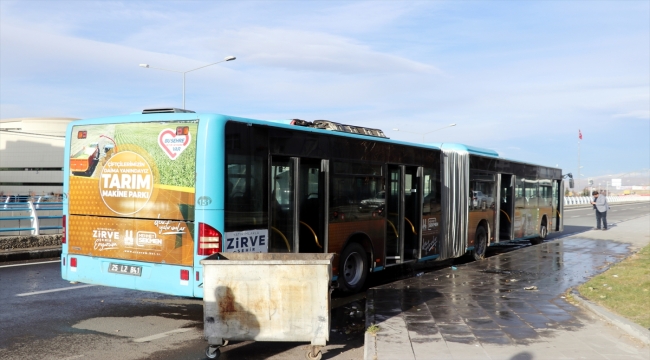 Erzurum'da halk otobüsünde çıkan yangına ilk müdahaleyi polis yaptı