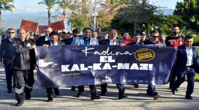 Fethiye'de toplanan erkekler kadına yönelik şiddete karşı yürüdü