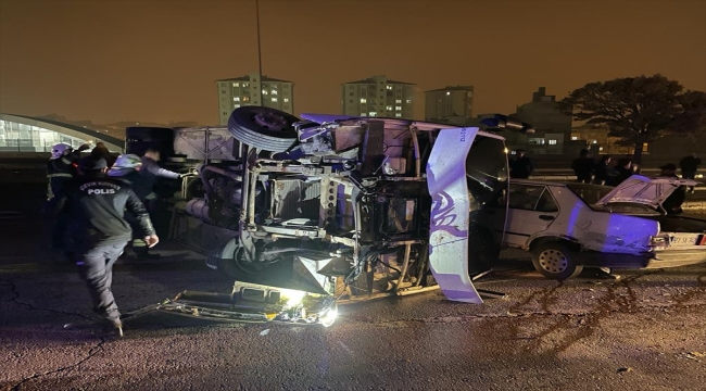 Gaziantep'te devrilen polis midibüsündeki 5 memur yaralandı