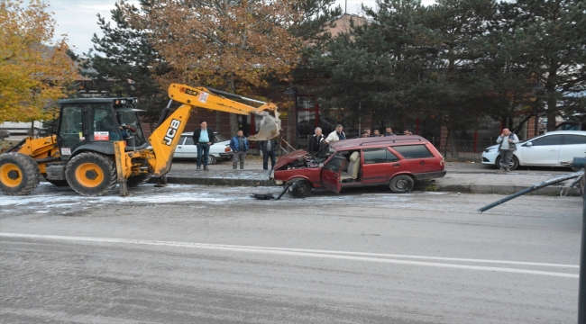 Giresun'da aydınlatma direğine çarpan otomobildeki 4 kişi yaralandı