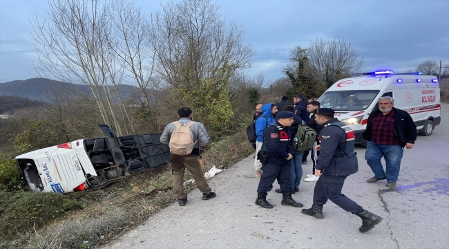 Bartın'da yolcu otobüsünün devrilmesi sonucu 40 kişi yaralandı