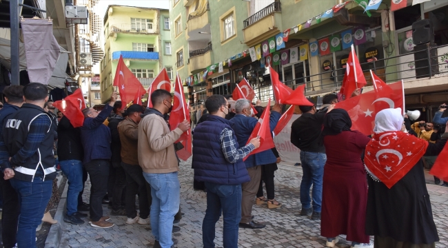 Hakkari'de çocukları dağa kaçırılan aileler HDP önündeki eylemlerini sürdürdü