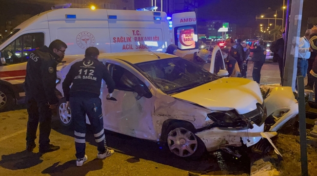 Hatay'da otomobil ile hafif ticari aracın karıştığı kazada 6 kişi yaralandı