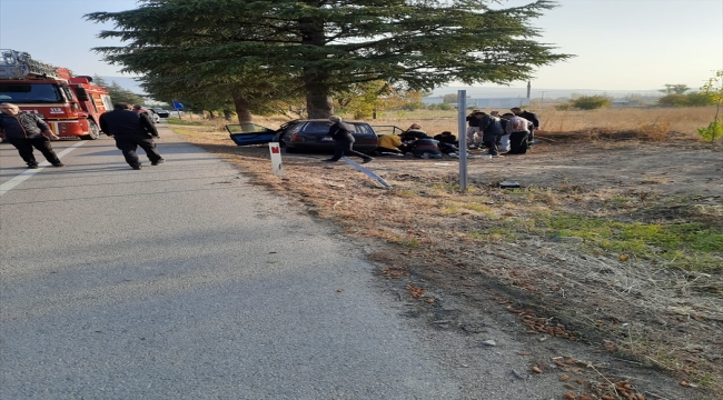 Isparta'da ağaca çarpan otomobildeki 4 üniversite öğrencisinden biri öldü, 3'ü yaralandı