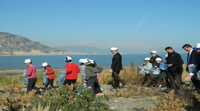 Isparta Valisi Aydın Baruş ve öğrenciler Eğirdir Gölü çevresinde temizlik yaptı