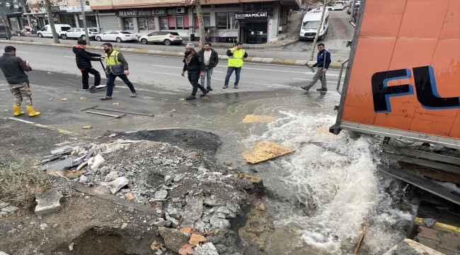 İstanbul'da kazı çalışması sırasında su borusu patladı