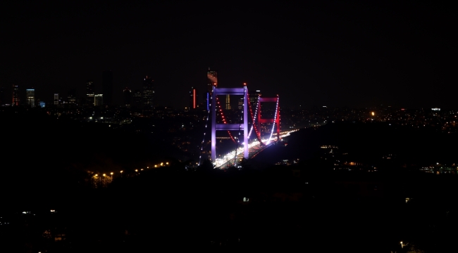 İstanbul'da köprüler KKTC bayrağının renklerine büründü 