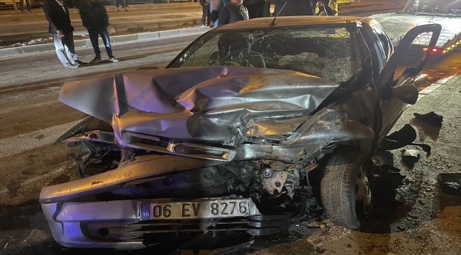 İzmir'de tırın otomobile ve durağa çarpması sonucu 5 kişi yaralandı