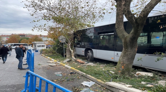 Kadıköy'de metrobüs belediyenin bahçe duvarına çarpıp asılı kaldı