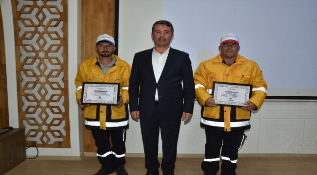 Kahramanmaraş'ta yolda temizlik yapan işçiler buldukları cüzdanı sahibine teslim etti