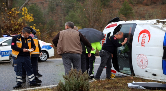 Kastamonu'da devrilen ambulanstaki 3 sağlık personeli yaralandı