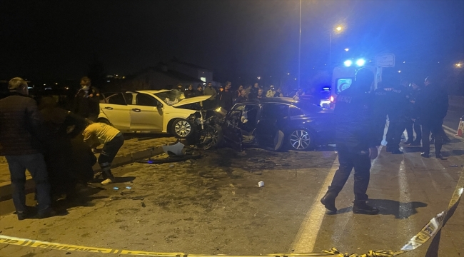 Kayseri'de 2 otomobilin çarpıştığı kazada 2 kişi öldü, 6 kişi yaralandı