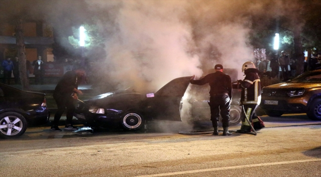 Kayseri'de park halindeki otomobil yandı