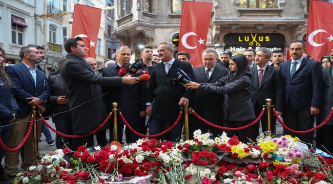 Milli Eğitim Bakanı Özer terör saldırısının yaşandığı İstiklal Caddesi'ni ziyaret etti