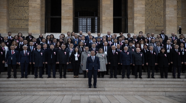 Milli Eğitim Bakanı Özer ve 81 ilden gelen öğretmenler Anıtkabir'i ziyaret etti