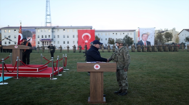 Milli Savunma Bakanı Akar'dan topçu alayına sancak teslimi