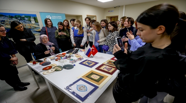 Moskova'da geleneksel Türk tezhip sanatı tanıtıldı