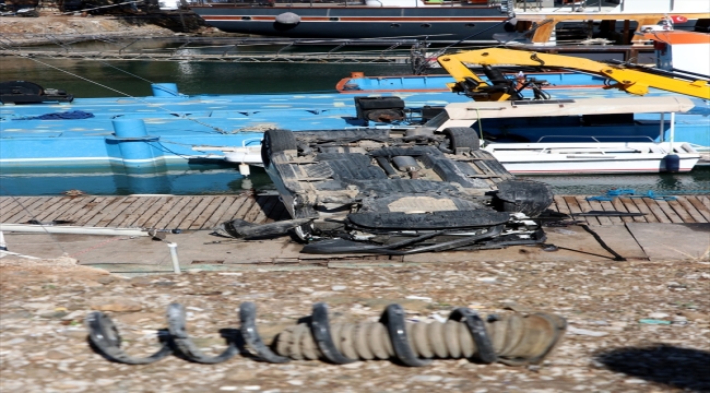 Muğla'da otomobilin denizdeki yüzer iskeleye düştüğü kazada 6 kişi yaralandı