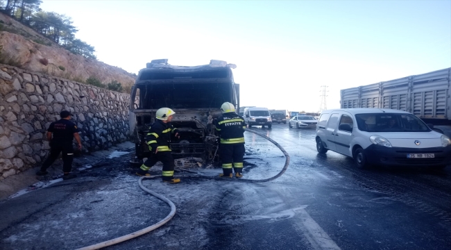 Muğla'da seyir halindeki tırda çıkan yangın hasara yol açtı