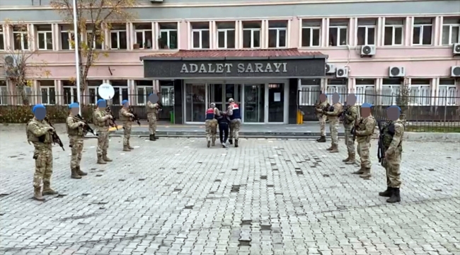 Muş'ta yakalanan teröristin de aralarında bulunduğu 3 şüpheli tutuklandı