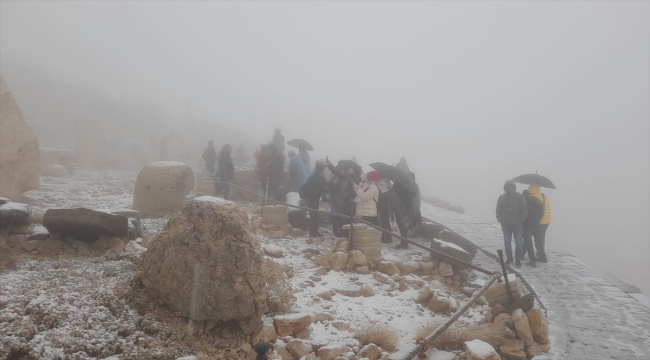 Nemrut Dağı'na mevsimin ilk karı yağdı