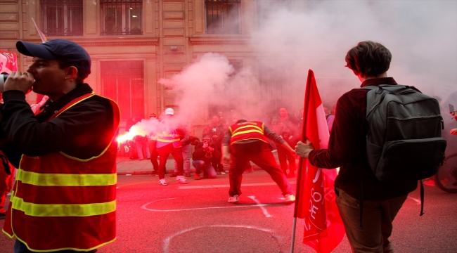 Paris'te maaş artışı talebiyle gösteri düzenlendi