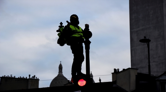 Paris'te sarı yelekliler 4. yılında da sokağa indi 