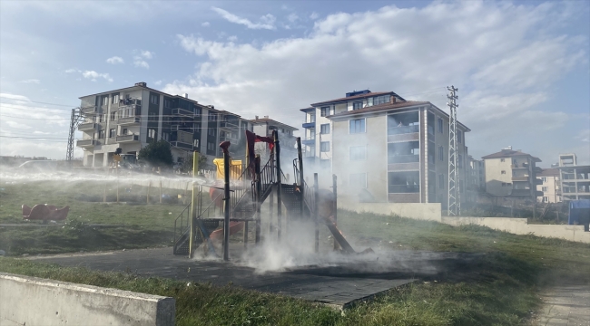 Sakarya'da sprey boya kutularının patlaması sonucu parktaki oyun grupları yandı