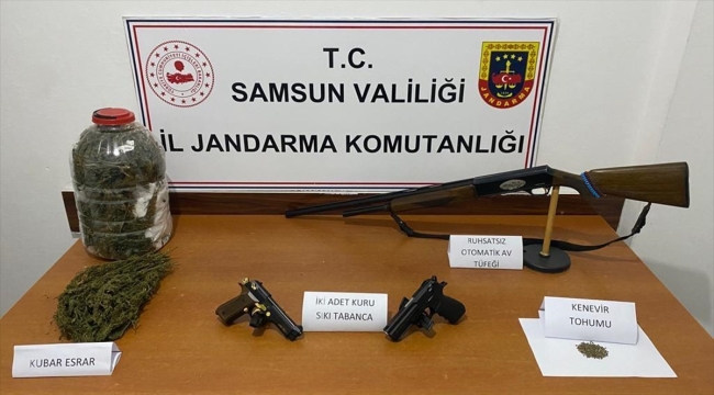 Samsun'da jandarma uyuşturucuyu yola atan şüphelileri yakaladı