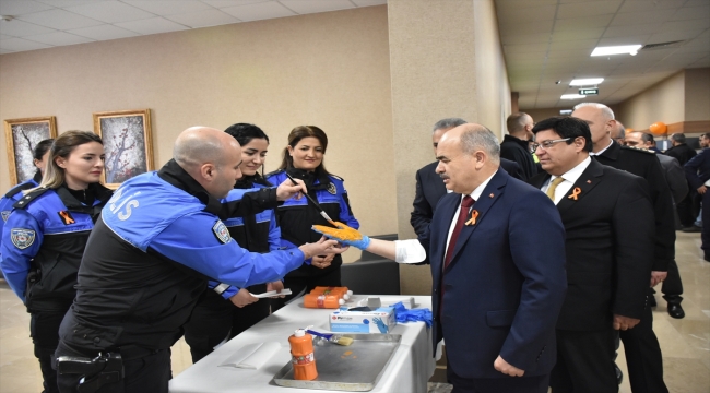 Samsun'da kadına şiddete dikkati çekmek için panoya turuncu el izi yapıldı