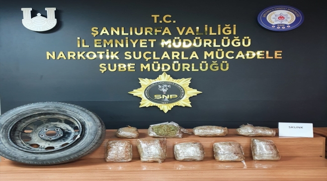 Şanlıurfa'da bir aracın stepnesinde 5 kilo 550 gram skunk ele geçirildi