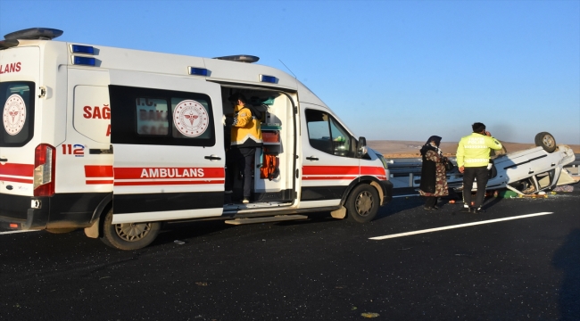 Şanlıurfa'da otomobilin devrilmesi sonucu 5 kişi yaralandı