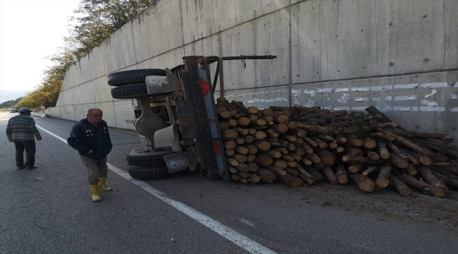 Sinop'ta otomobil ile traktör çarpıştı 5 kişi yaralandı