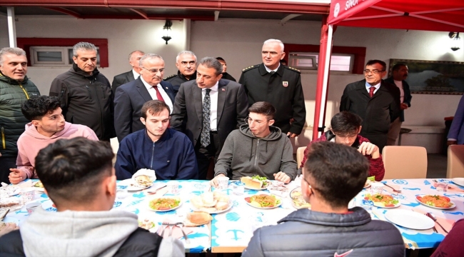 Sinop Valisi Karaömeroğlu öğrencilerle bilek güreşi yaptı, halay çekti