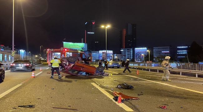 Şişli'de bariyerlere çarpıp ters dönen otomobilin sürücüsü yaralandı