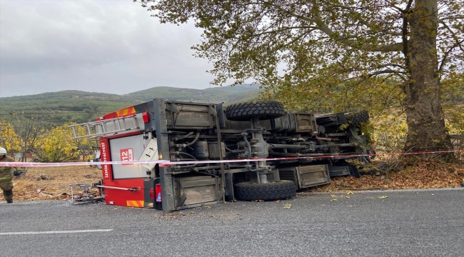 Tire'de yangına giden itfaiye aracının devrilmesi sonucu 3 itfaiye eri yaralandı