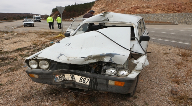 Tokat'ta otomobil ile kavak ağacı yüklü traktör çarpıştı, 6 kişi yaralandı