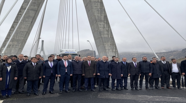 Ulaştırma ve Altyapı Bakanı Karaismailoğlu, Nissibi Köprüsü'nde incelemede bulundu