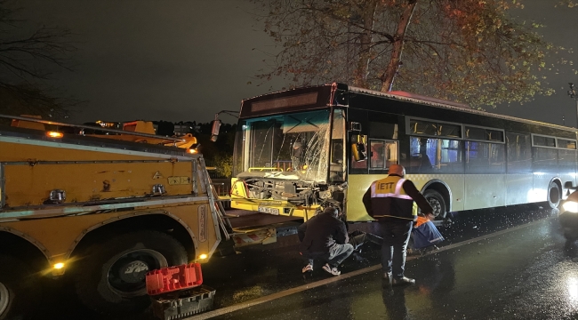 Üsküdar'da yağış nedeniyle kayganlaşan yolda direğe çarpan İETT otobüsü hasar gördü