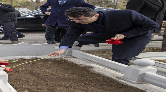 Van depreminde hayatını kaybeden gazeteci Sebahattin Yılmaz mezarı başında anıldı