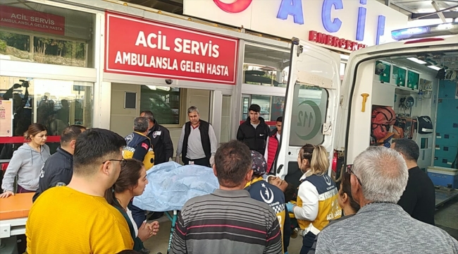 Adana'da iki römorklu traktörün devrilmesi sonucu 35 işçi yaralandı