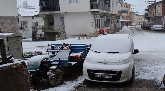 Adıyaman'da kar yağışı trafiği olumsuz etkiliyor