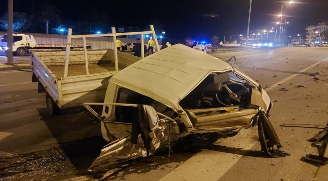 Alanya'da otomobille çarpışan kamyonetin sürücüsü hayatını kaybetti