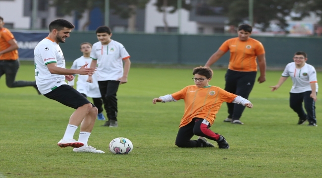 Alanyasporlu futbolcular özel çocuklarla futbol oynadı