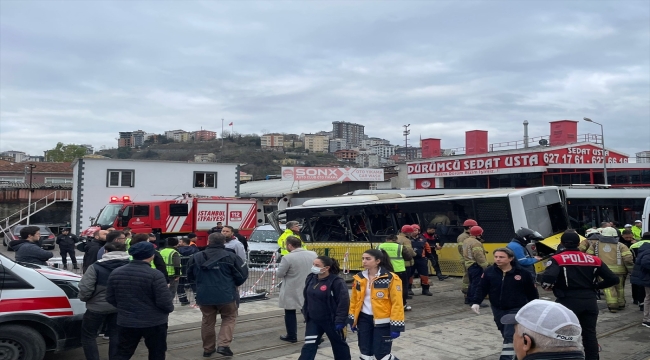 Alibeyköy'de tramvay ile İETT otobüsü çarpıştı