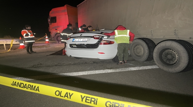 Anadolu Otoyolu'nda tırla çarpışan otomobilin sürücüsü hayatını kaybetti