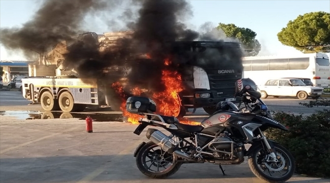 Antalya'da seyir halindeyken alev alan beton mikseri yandı