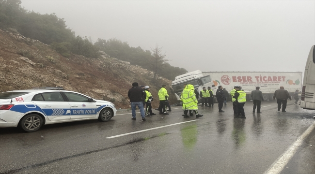 Antalya'da tır ile yolcu otobüsünün çarpıştığı kazada 3 kişi yaralandı